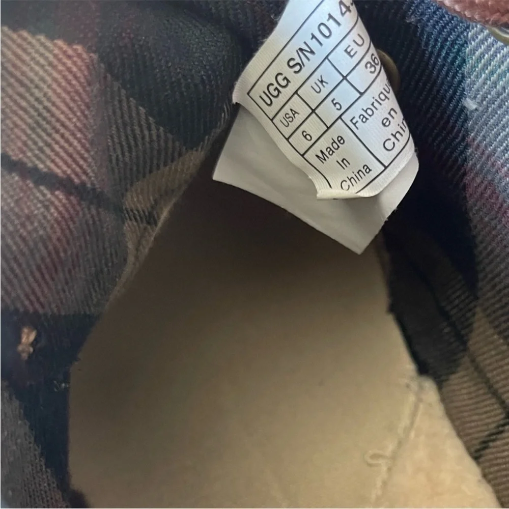 UGG men short booties.‎ Size 6